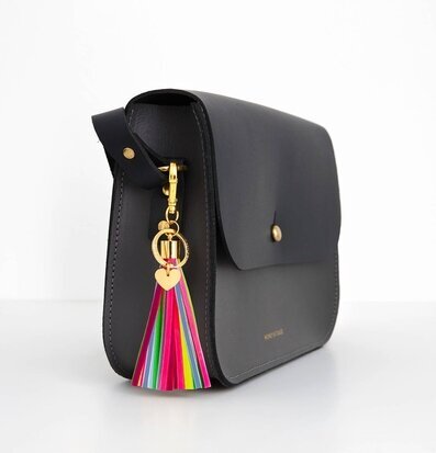 Reflextofs Rainbow Mix Deluxe från Firefly på svart läderväska