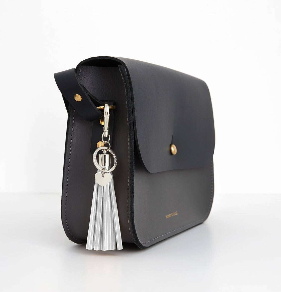 Reflextofs Silver Deluxe från Firefly fäst på svart handväska