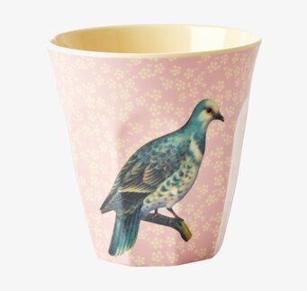 Bild av rosa mugg med fågelmotiv och blommönster