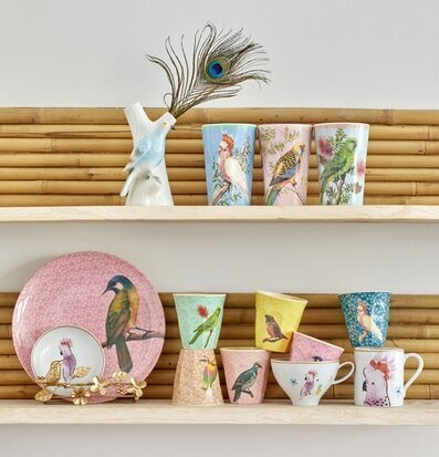 Bild av inspirerande hylla med fågelmotiv och keramik