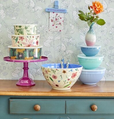 Skålar Melamin 3-Pack från Rice på träbord med grön byrå