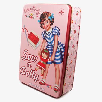 Sew a Dolly från Wu & Wu i en retroinspirerad plåtlåda