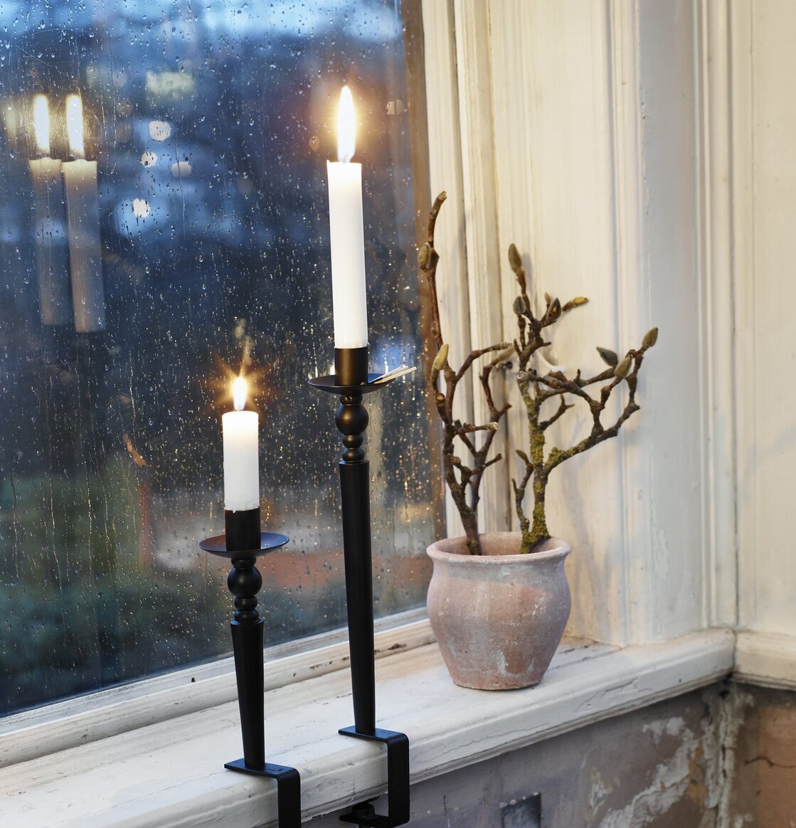 Ljusstake Göte Guld Liten från Strömshaga på fönsterbräda