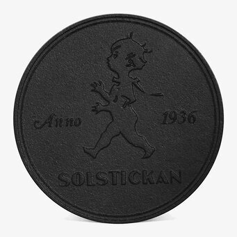 Grytunderlägg Gjutjärn Svart från Solstickan med logotyp