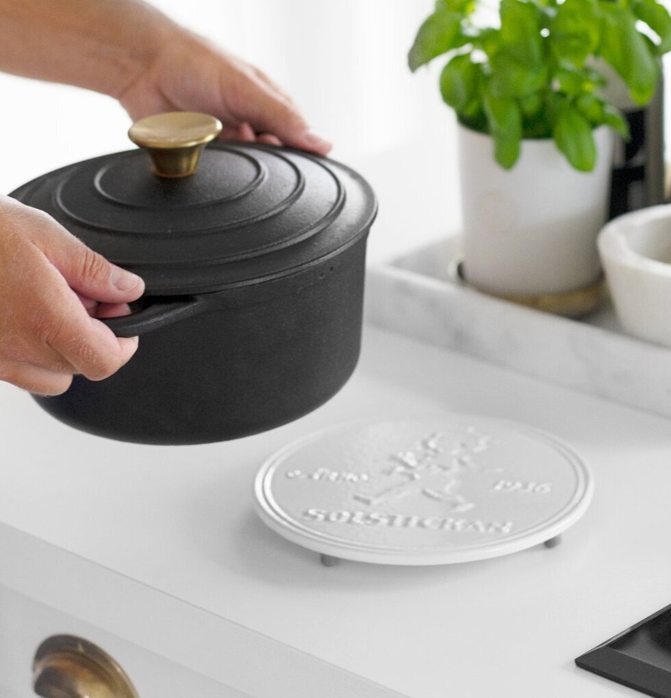 Grytunderlägg Gjutjärn Vit från Solstickan i ljust kök