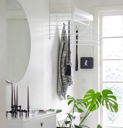 Bild av ljust rum med stilren och funktionell inredning