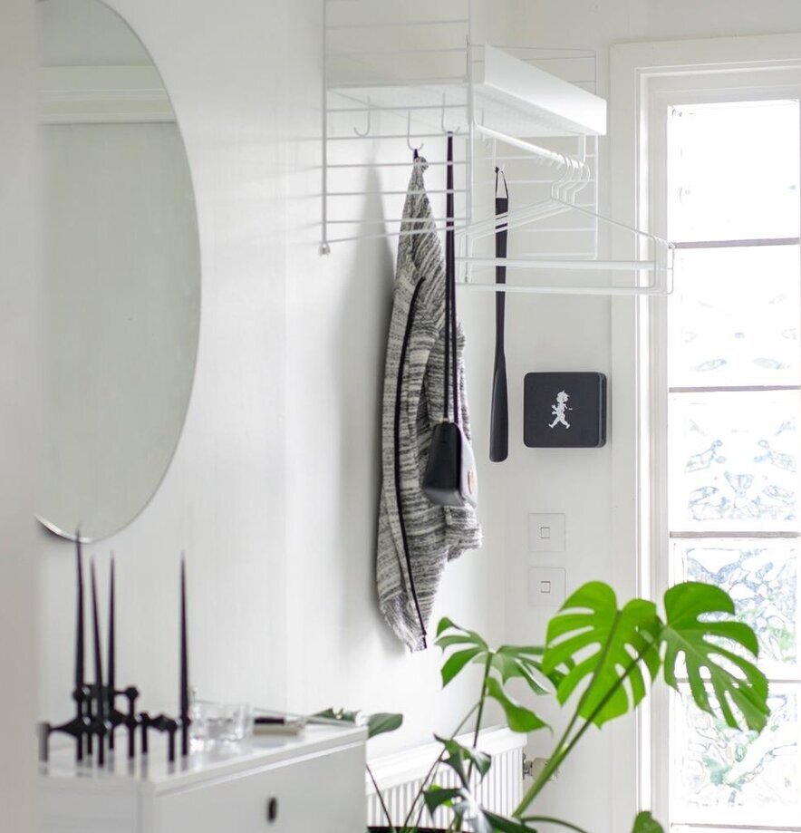 Nyckelskåp Svart från Solstickan på vit vägg nära fönster