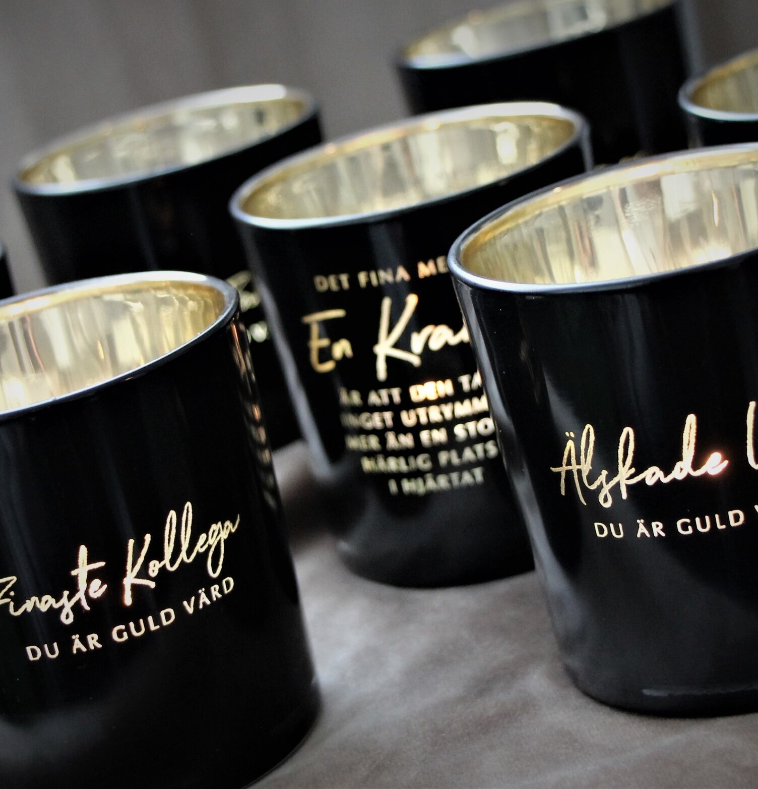 Ljuslykta Tack - Majas Cottage med guldig insida och text