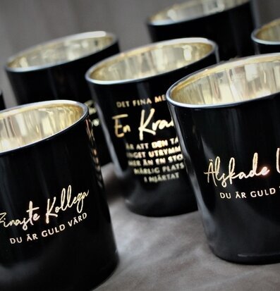 Bild av eleganta svarta ljuslyktor med gyllene citat