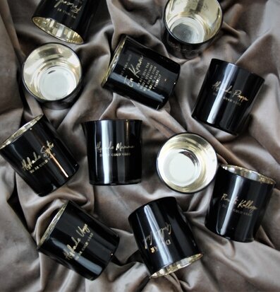 Bild av eleganta ljuslyktor på grå bakgrund