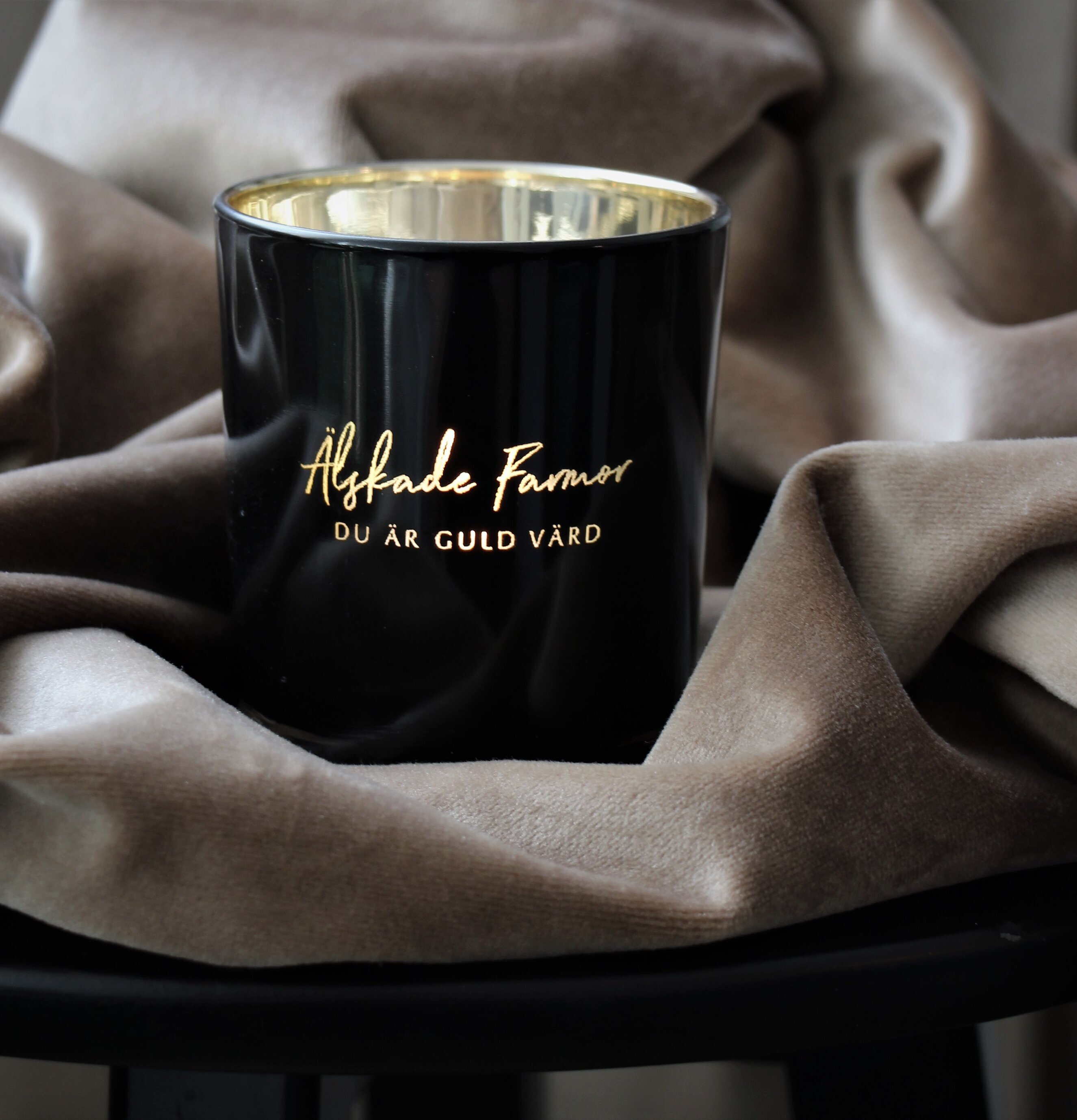 Bild av ljuslykta med budskap om kärlek och omtanke