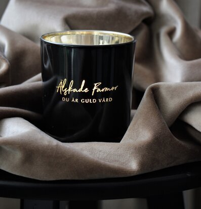 Bild av ljuslykta med budskap om kärlek och omtanke