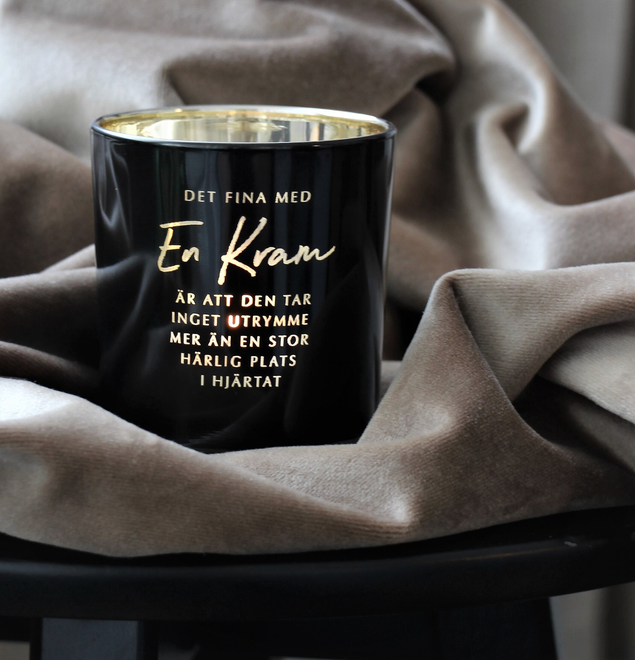 Ljuslykta Kram - Majas Cottage i svart keramik med guldtext