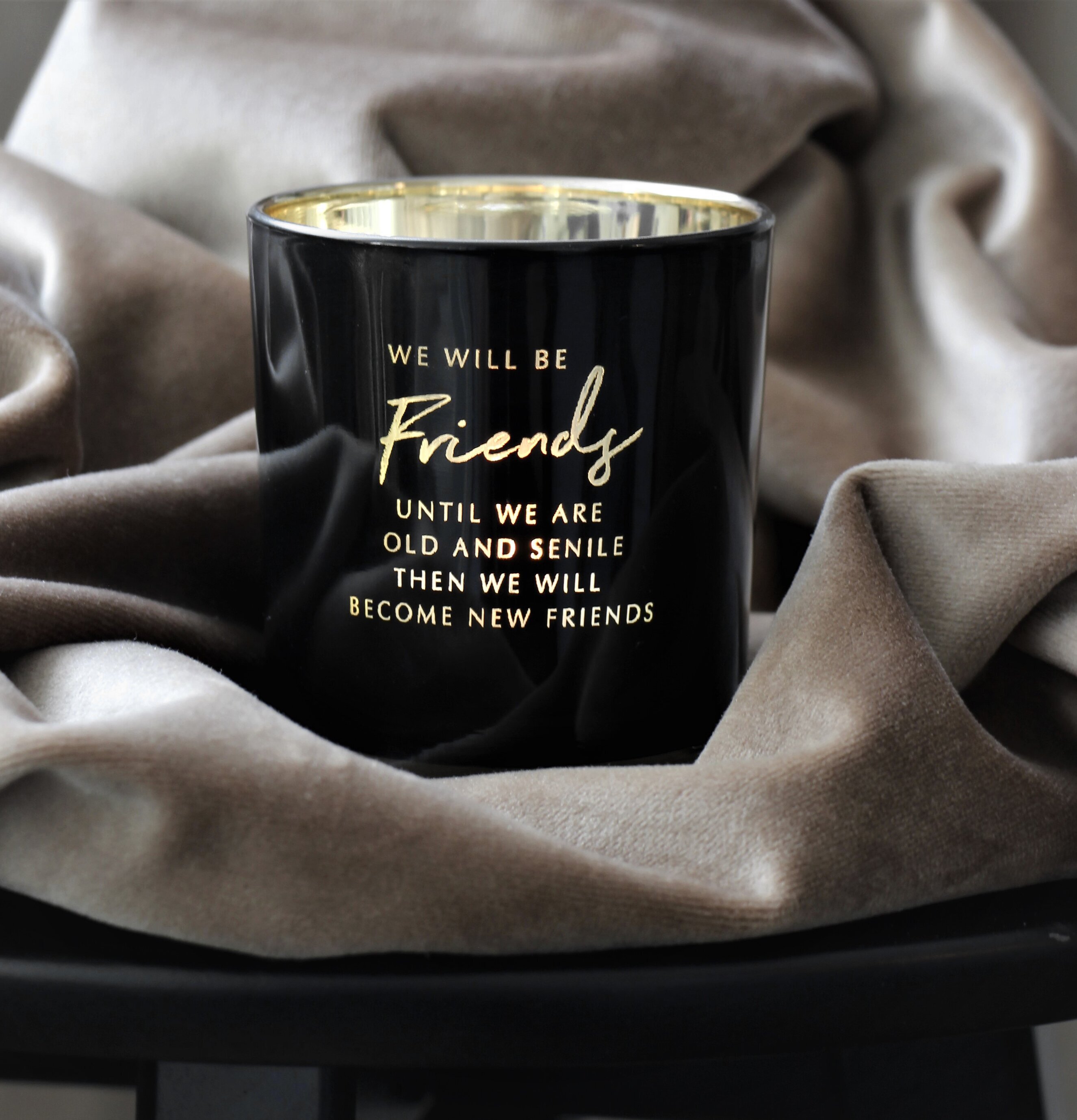 Ljuslykta Friends - Majas Cottage med svart glansig yta