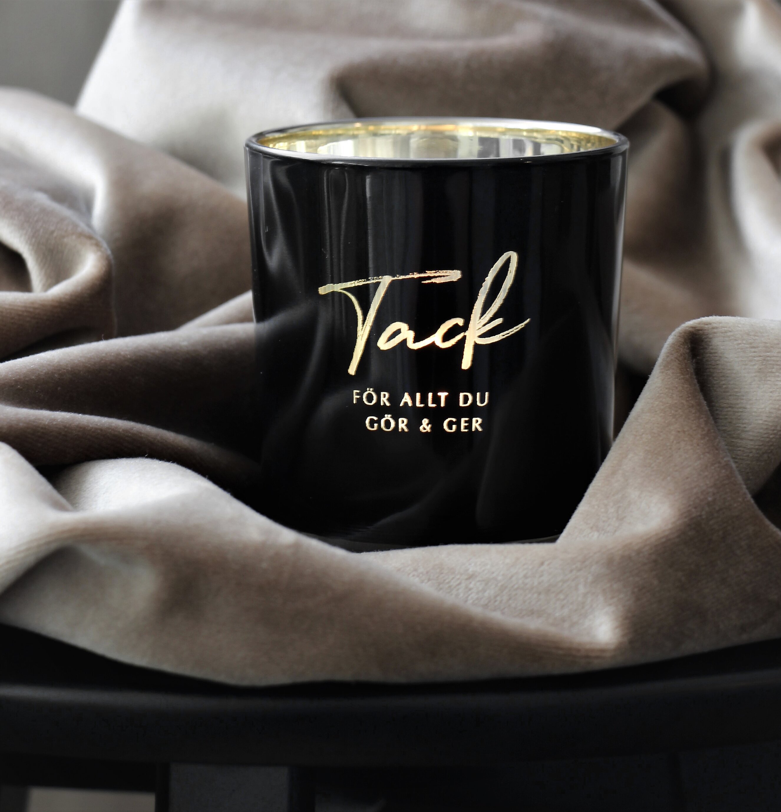 Bild av elegant ljuslykta med budskap i guldtext