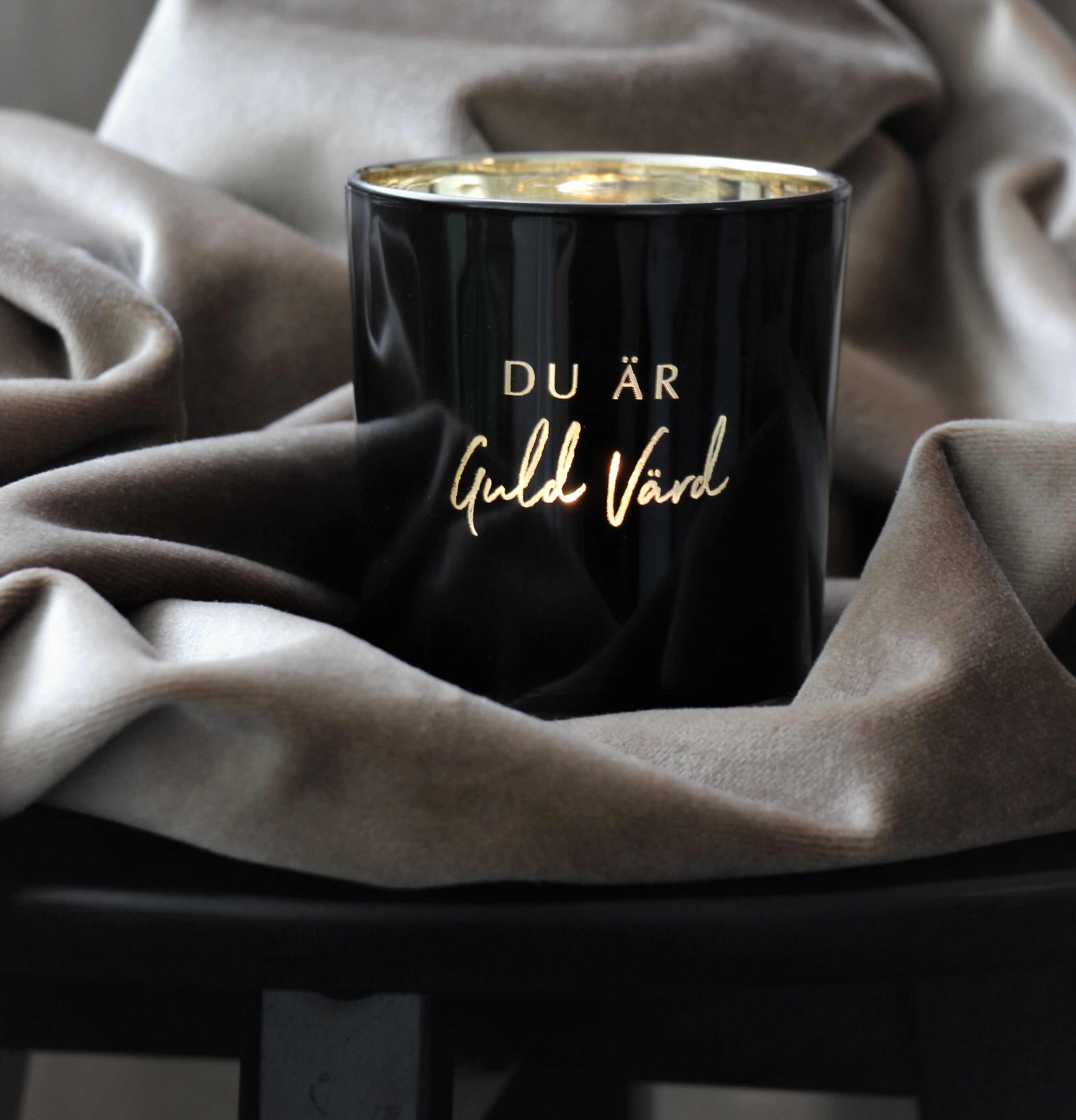 Foto av ljuslykta med texten Du Är Guld Värd