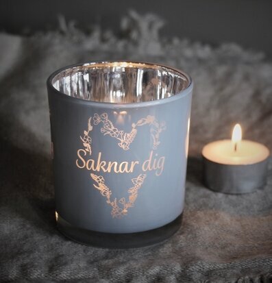 Bild av stilfull ljuslykta med grå och gyllene toner