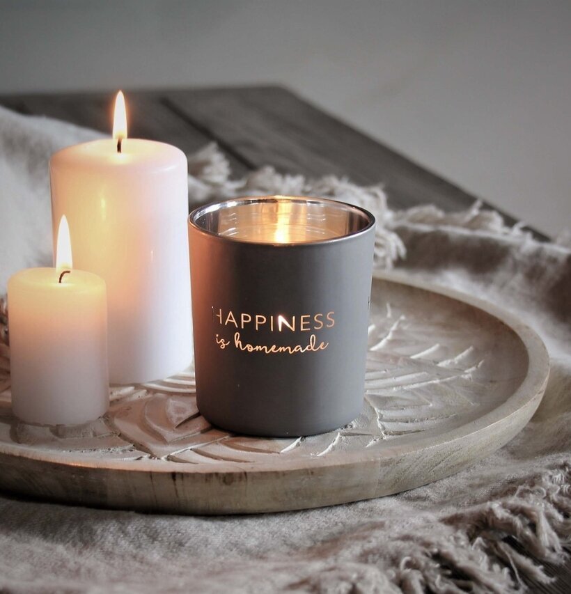 Ljuslykta Happiness Matt Grå - Majas Cottage på träbricka