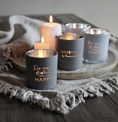 Bild av varm atmosfär med ljus och inredningsdetaljer