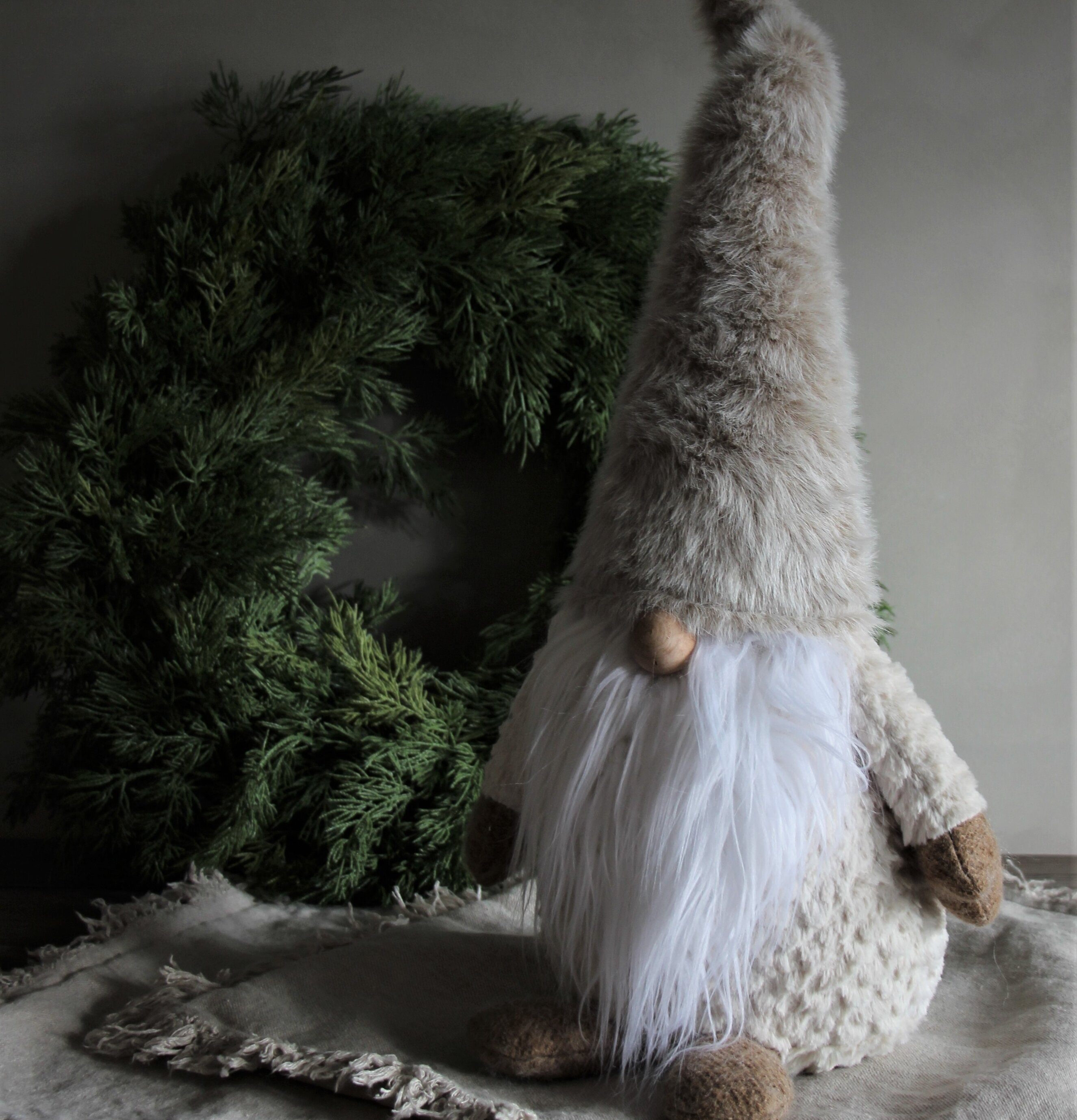 Cozy Santa Frosty från Majas Cottage med julkrans i bakgrunden