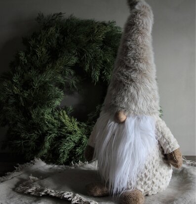 Cozy Santa Frosty från Majas Cottage med julkrans i bakgrunden