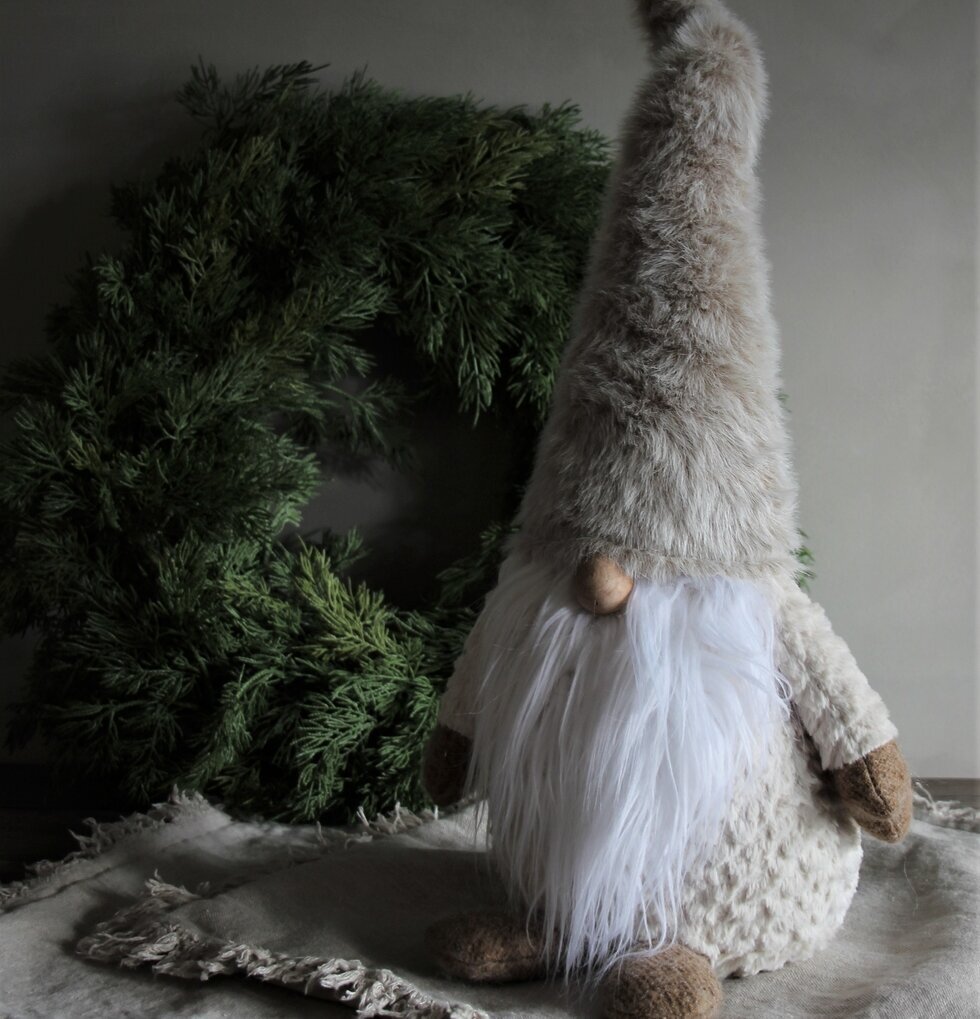 Cozy Santa Frosty från Majas Cottage med julkrans i bakgrunden