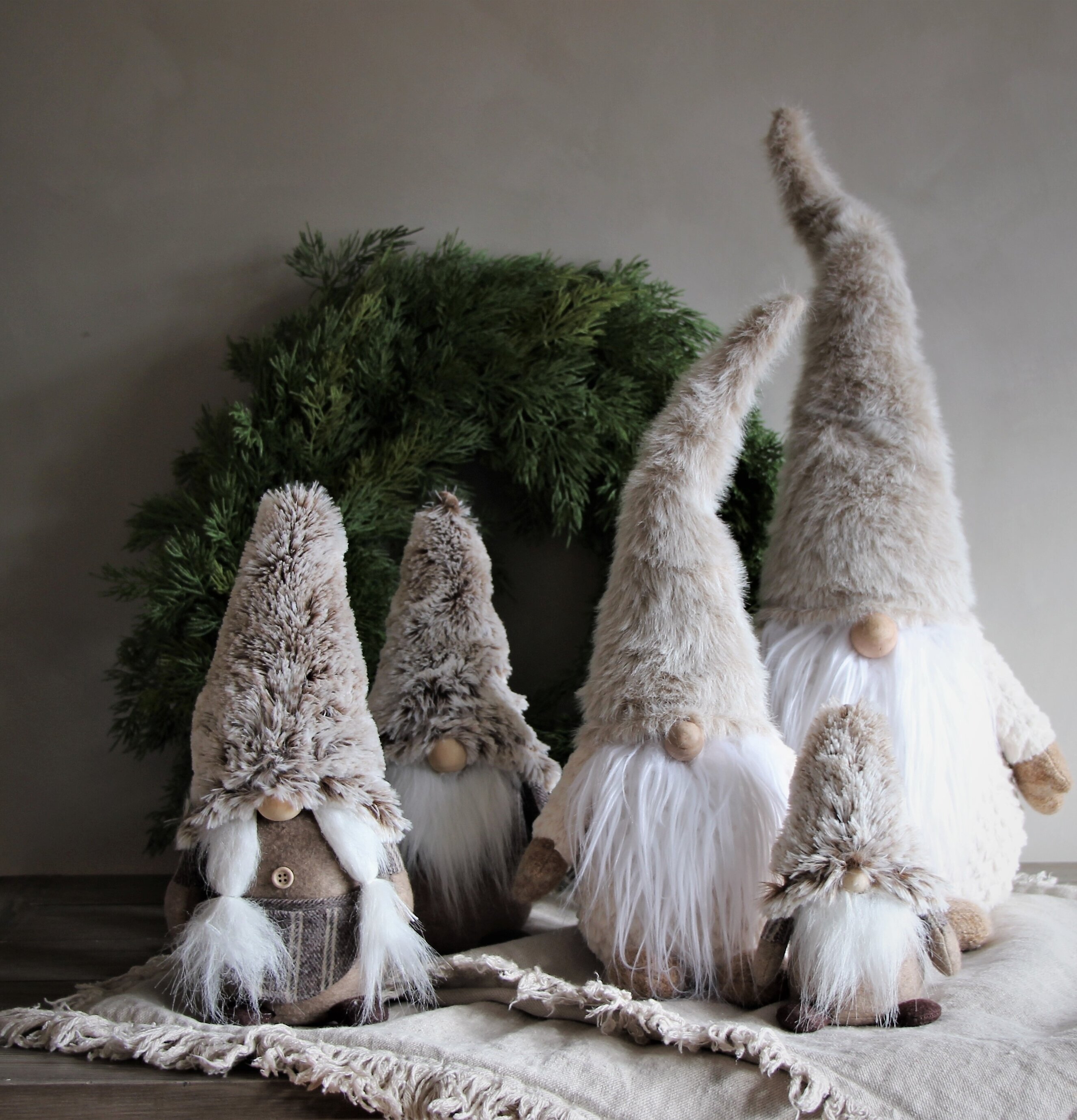 Cozy Santa Noelle från Majas Cottage med julig grankrans