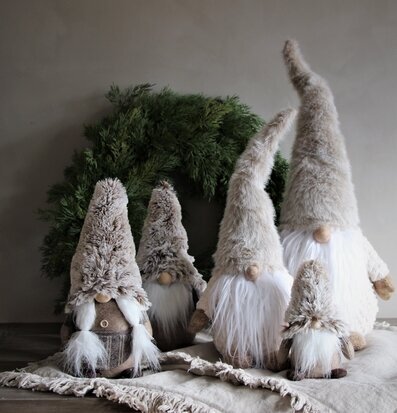 Cozy Santa Noelle från Majas Cottage med julig grankrans