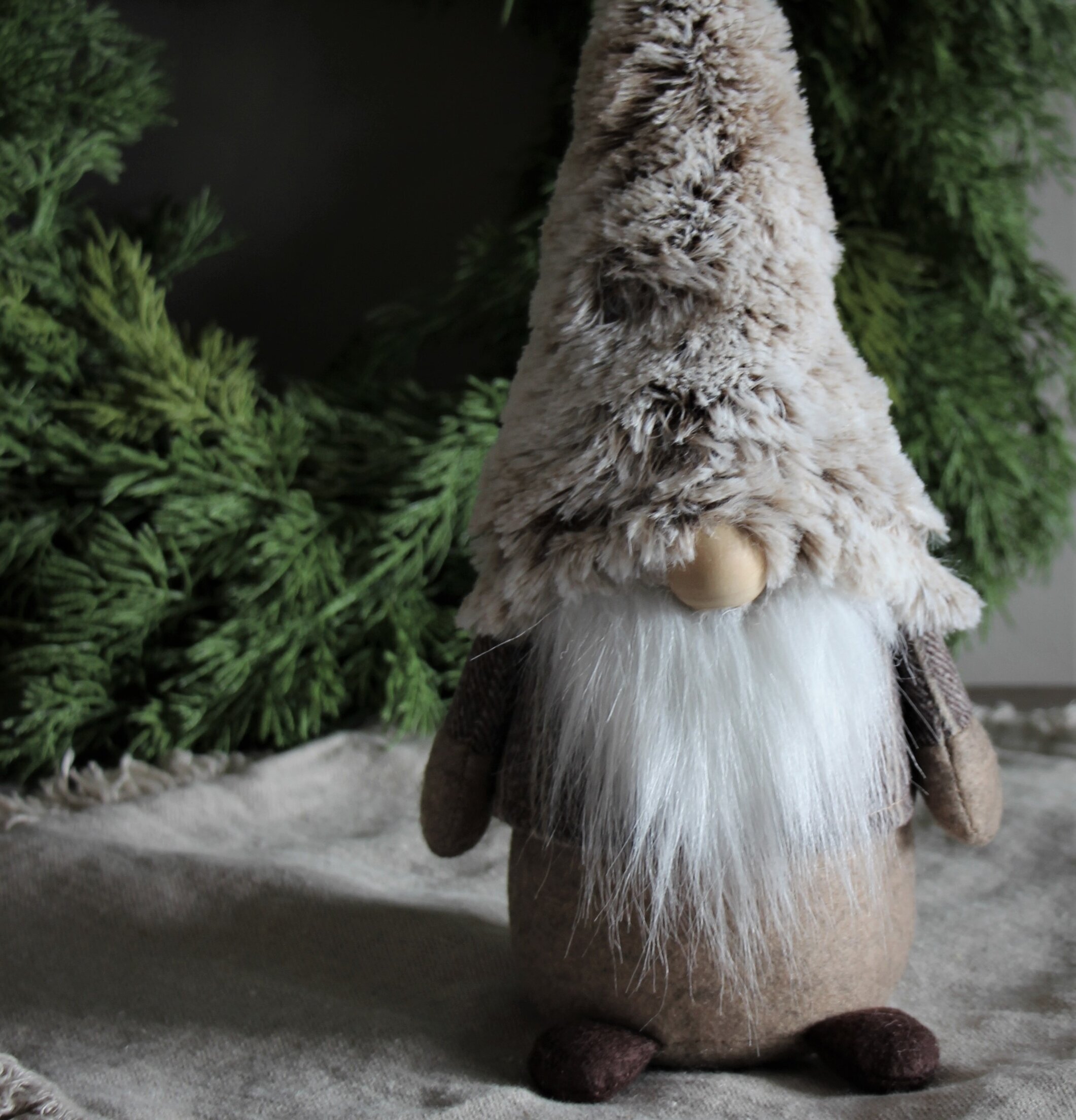 Cozy Santa Noel från Majas Cottage med gröna grankvistar