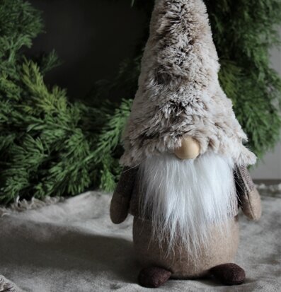 Cozy Santa Noel från Majas Cottage med gröna grankvistar