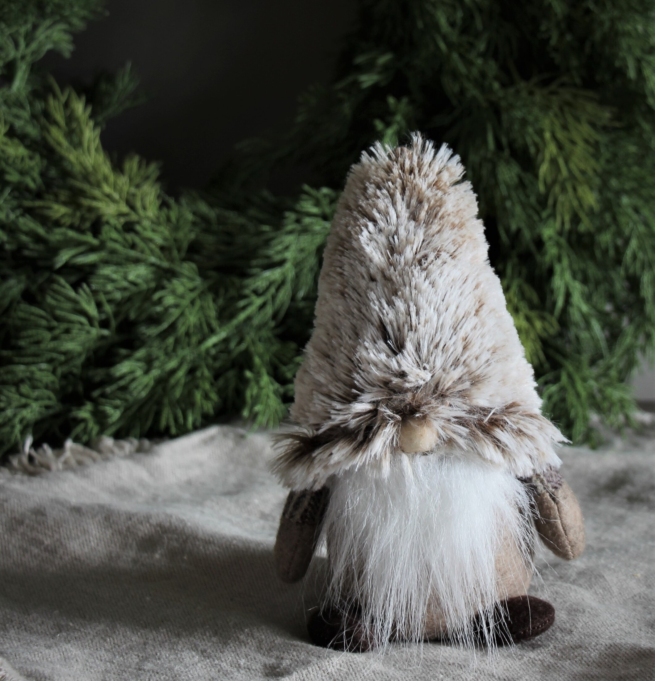 Cozy Santa Tiny från Majas Cottage bland grankvistar