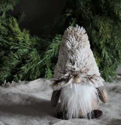 Cozy Santa Tiny från Majas Cottage bland grankvistar