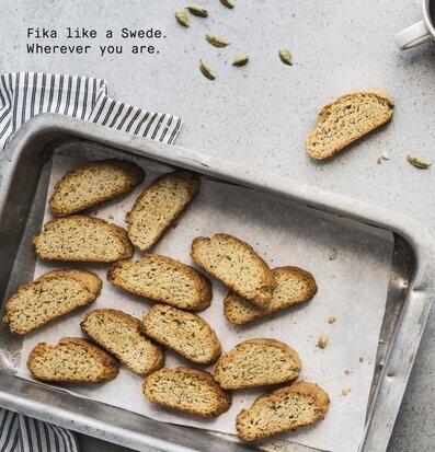 No.3 Skorpor från Fikamix Of Sweden på bakplåt med kaffe