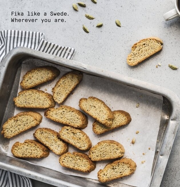 No.3 Skorpor från Fikamix Of Sweden på bakplåt med kaffe