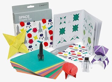 Origami Rymden från Worldwide co med färgglada pappersark