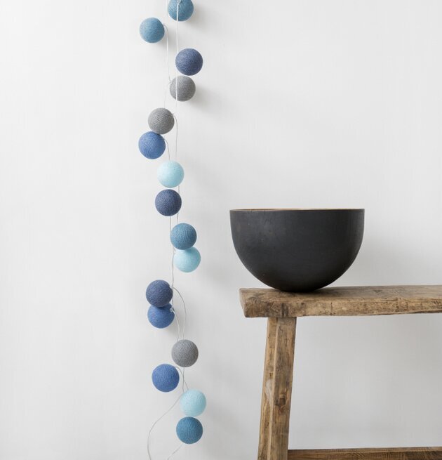 Ljusslinga Ocean Blue 35 Bollar från Iris Lights på vit vägg