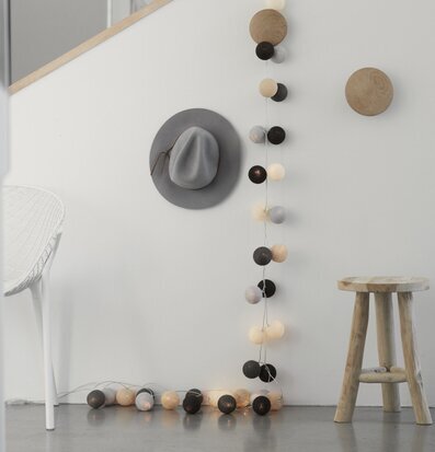 Ljusslinga Shades 35 Bollar från Iris Lights på vit vägg