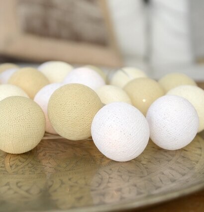 Ljusslinga Creamy White 35 Bollar från Iris Lights i rum