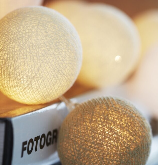 Ljusslinga Creamy White 35 Bollar från Iris Lights över böcker