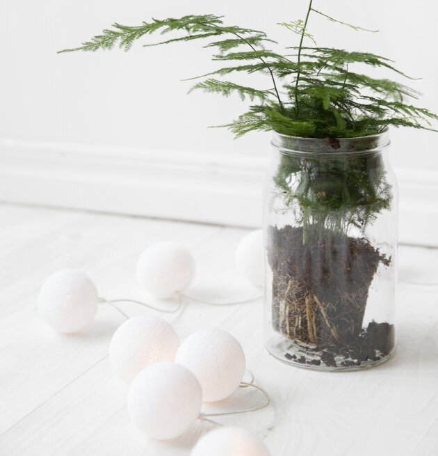 Ljusslinga Pure White 20 Bollar från Iris Lights på trägolv