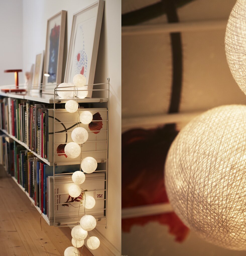 Ljusslinga Pure White 20 Bollar från Iris Lights på bokhylla