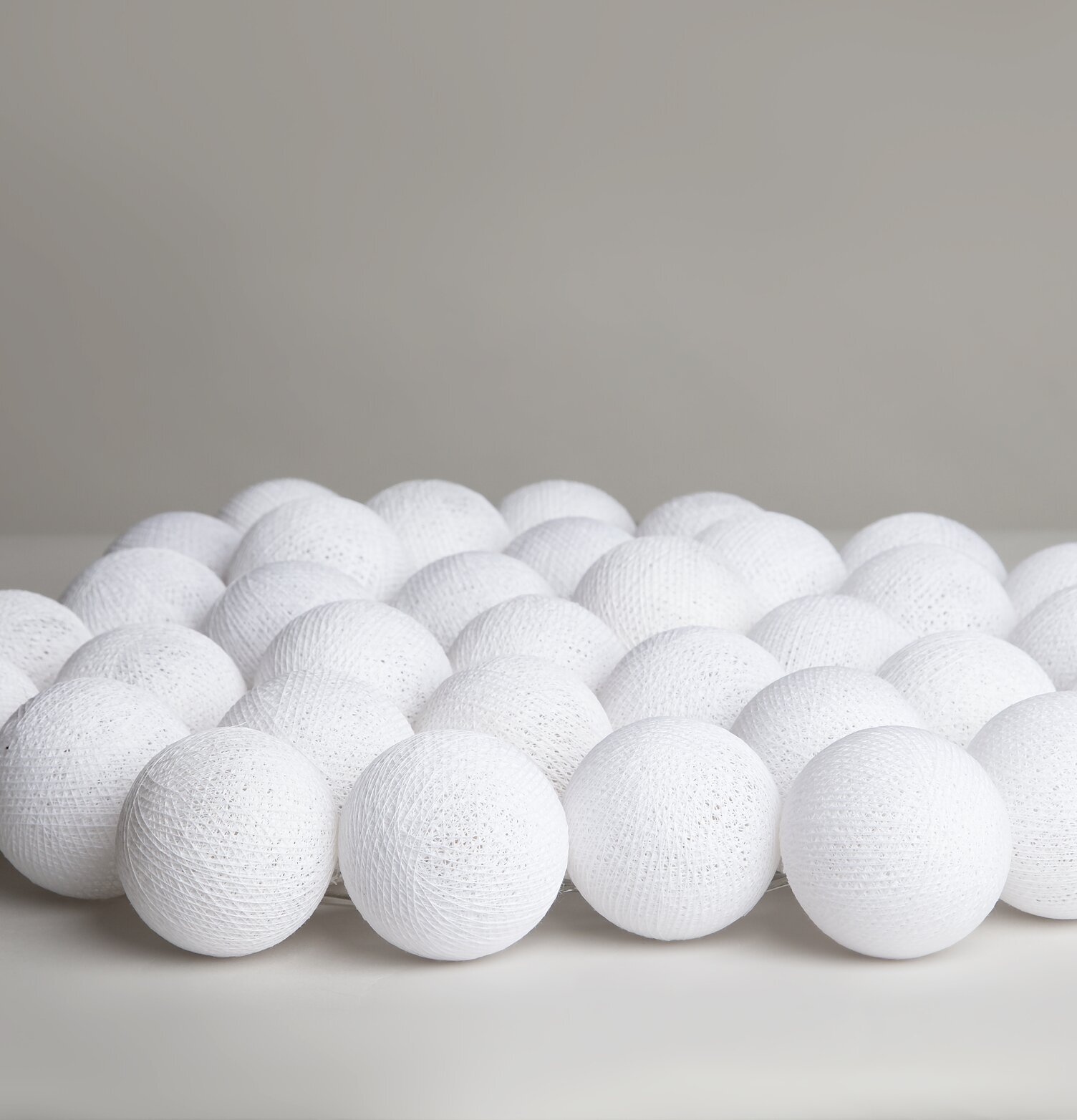 Ljusslinga Pure White 35 Bollar från Iris Lights i närbild