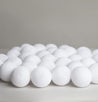 Ljusslinga Pure White 35 Bollar från Iris Lights i närbild