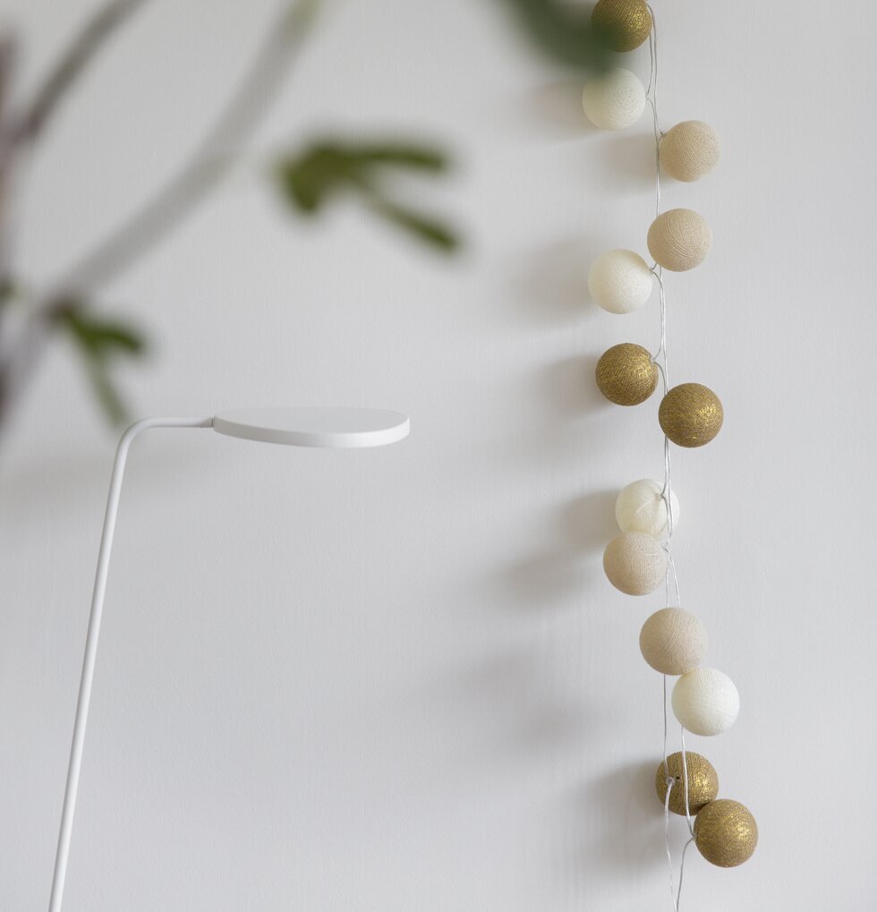 Ljusslinga Gold 35 Bollar från Iris Lights mot vit vägg