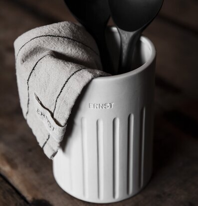 Vas Rand Ernst från Ernst med köksredskap och handduk