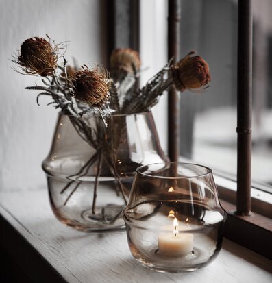 Bild av harmonisk inredning med ljus och glasdetaljer