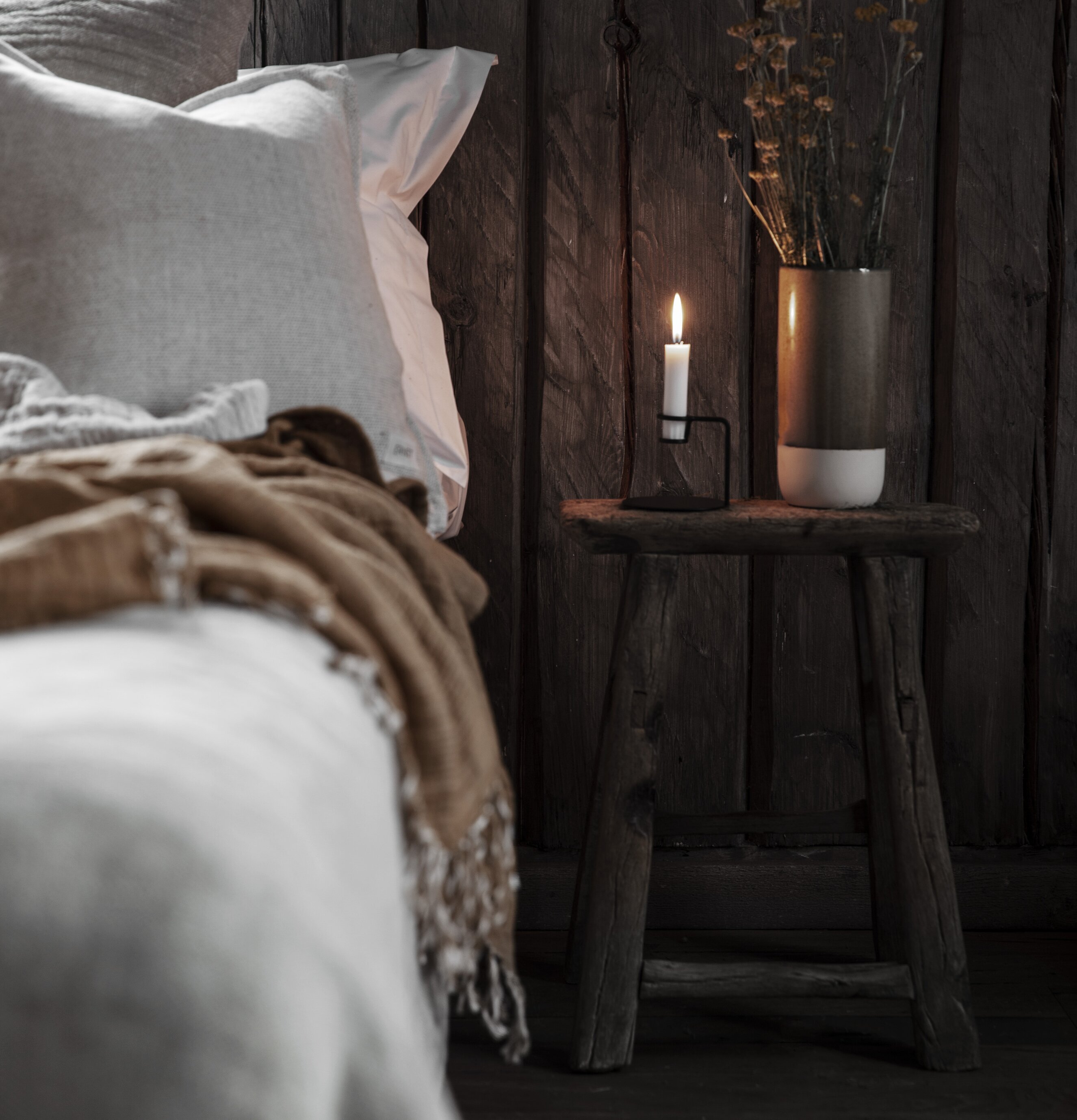 Ljusstake Vit från Ernst på rustikt träbord med tända ljus