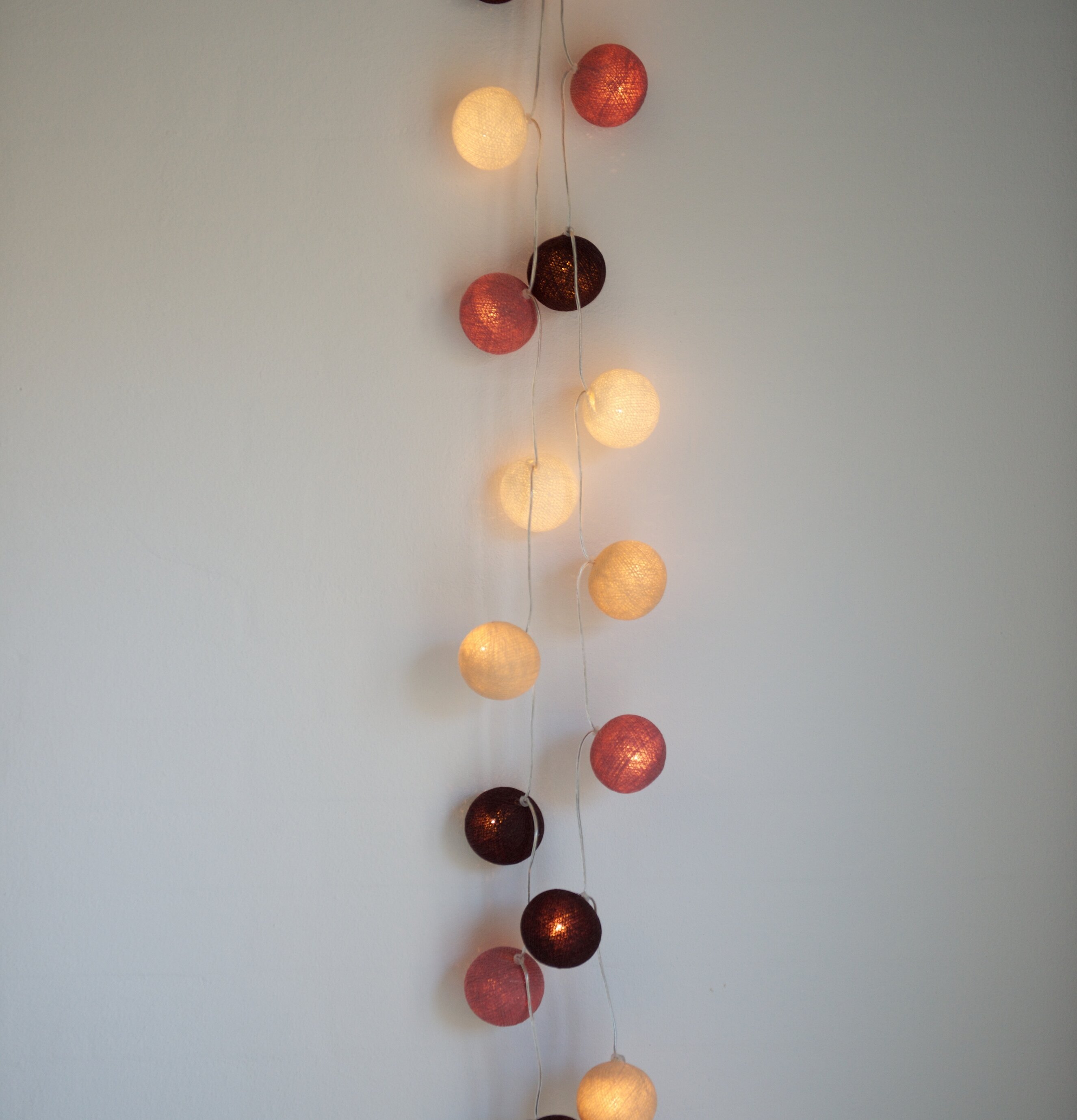Ljusslinga Dusty Pink 20 Bollar från Iris Lights på vit vägg