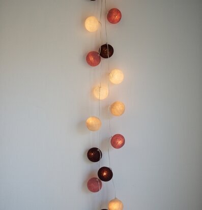 Ljusslinga Dusty Pink 20 Bollar från Iris Lights på vit vägg