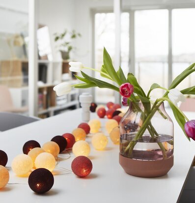 Ljusslinga Dusty Pink 20 Bollar från Iris Lights på vitt bord